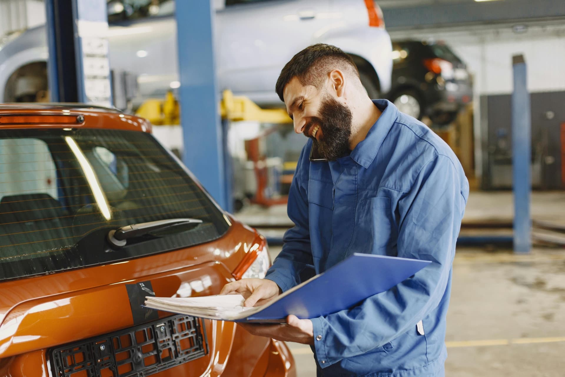 Mécanicien travaillant dans un atelier automobile organisé