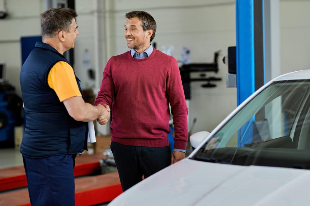 Garage automobile moderne avec chef d'atelier accueillant des clients
